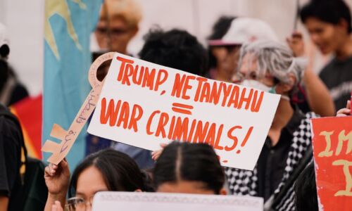 Een protestbord tegen Trump en Netanyahu bij een pro-Palestijns protest. Foto: Mico Medel via Pexels