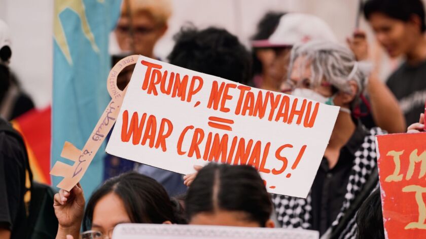 Een protestbord tegen Trump en Netanyahu bij een pro-Palestijns protest. Foto: Mico Medel via Pexels